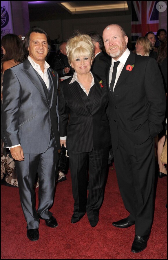 Barbara Windsor entre son époux Scott Mitchell et Steve McFadden lors des Pride of Britain Awards en novembre 2010 à Londres.