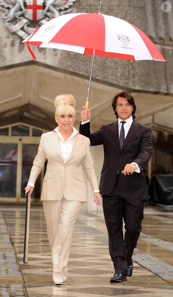 Barbara Windsor avec son mari Scott Mitchell lors de la cérémonie de remise de la Liberté de la ville de Londres en août 2008.