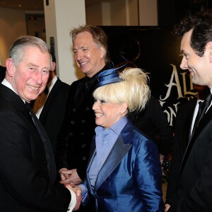 Barbara Windsor saluée par le prince Charles en février 2010 à Londres à la première britannique du film de Tim Burton Alice au Pays des merveilles.