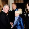 Barbara Windsor saluée par le prince Charles en février 2010 à Londres à la première britannique du film de Tim Burton Alice au Pays des merveilles.
