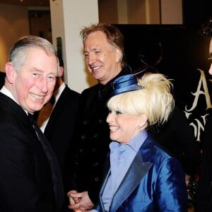 Barbara Windsor saluée par le prince Charles en février 2010 à Londres à la première britannique du film de Tim Burton Alice au Pays des merveilles.