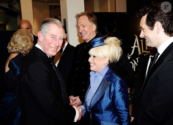 Barbara Windsor saluée par le prince Charles en février 2010 à Londres à la première britannique du film de Tim Burton Alice au Pays des merveilles.