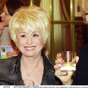 Barbara Windsor avec Camilla Parker Bowles en tant que présidente de la Société nationale contre l'ostéoporose en mars 2002 à Londres.