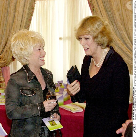Barbara Windsor avec Camilla Parker Bowles en tant que présidente de la Société nationale contre l'ostéoporose en mars 2002 à Londres.