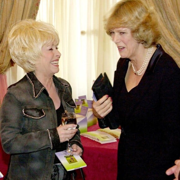 Barbara Windsor avec Camilla Parker Bowles en tant que présidente de la Société nationale contre l'ostéoporose en mars 2002 à Londres.