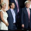 Donald Trump avec son fils aîné Donald Trump Jr. et l'épouse de ce dernier, Vanessa, lors de la convention républicaine nationale à Cleveland, le 20 juillet 2016