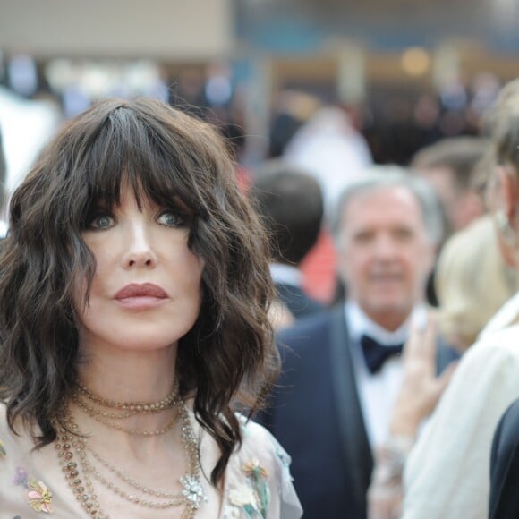 Isabelle Adjani lors de la montée des marches du film "Everybody Knows" en ouverture du 71e Festival de Cannes, le 8 mai 2018.