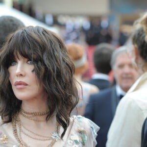 Isabelle Adjani lors de la montée des marches du film "Everybody Knows" en ouverture du 71e Festival de Cannes, le 8 mai 2018.