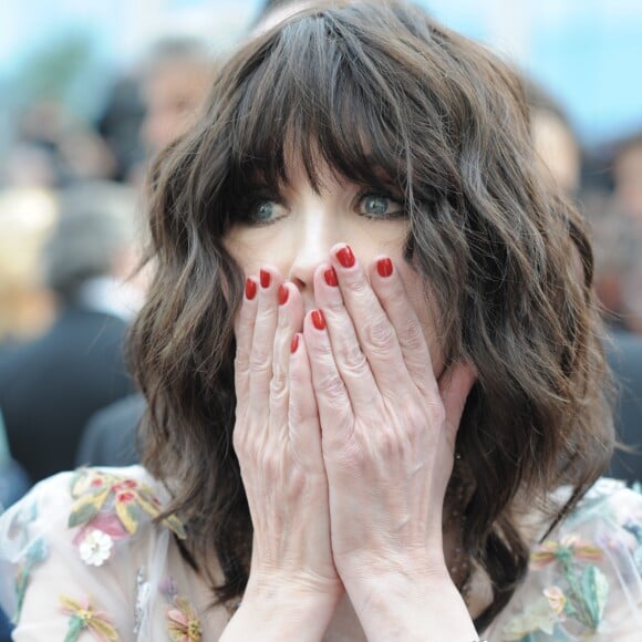 Isabelle Adjani lors de la montée des marches du film "Everybody Knows" en ouverture du 71e Festival de Cannes, le 8 mai 2018.