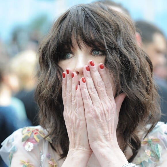 Isabelle Adjani lors de la montée des marches du film "Everybody Knows" en ouverture du 71e Festival de Cannes, le 8 mai 2018.