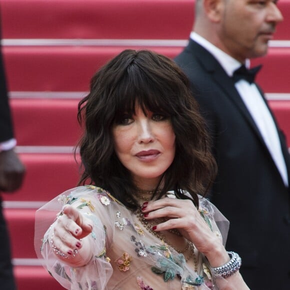 Isabelle Adjani en robe Dior lors de la montée des marches du film "Everybody Knows" en ouverture du 71e Festival de Cannes, le 8 mai 2018. © Pierre Perusseau/Bestimage