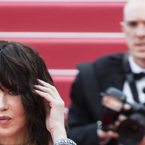 Isabelle Adjani en robe Dior lors de la montée des marches du film "Everybody Knows" en ouverture du 71e Festival de Cannes, le 8 mai 2018. © Pierre Perusseau/Bestimage