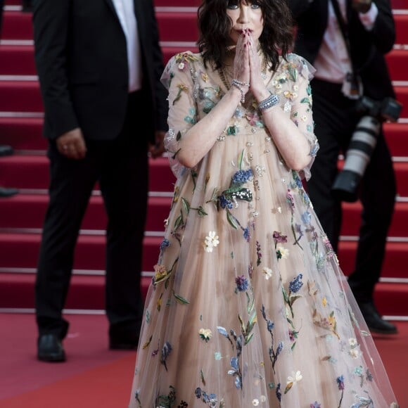 Isabelle Adjani en robe Dior lors de la montée des marches du film "Everybody Knows" en ouverture du 71e Festival de Cannes, le 8 mai 2018. © Pierre Perusseau/Bestimage