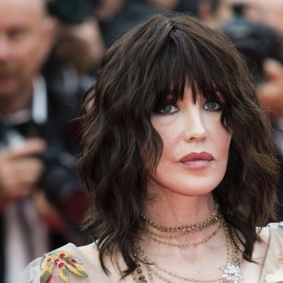 Isabelle Adjani en robe Dior lors de la montée des marches du film "Everybody Knows" en ouverture du 71e Festival de Cannes, le 8 mai 2018. © Pierre Perusseau/Bestimage