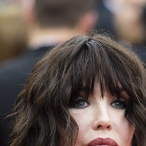 Isabelle Adjani en robe Dior lors de la montée des marches du film "Everybody Knows" en ouverture du 71e Festival de Cannes, le 8 mai 2018. © Pierre Perusseau/Bestimage