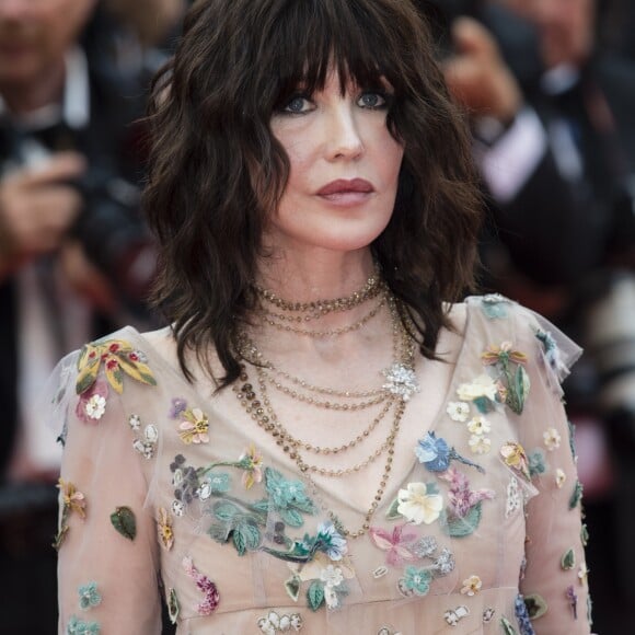 Isabelle Adjani en robe Dior lors de la montée des marches du film "Everybody Knows" en ouverture du 71e Festival de Cannes, le 8 mai 2018. © Pierre Perusseau/Bestimage