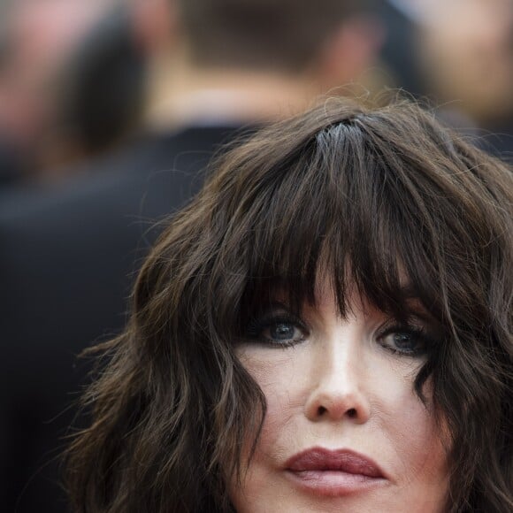 Isabelle Adjani en robe Dior lors de la montée des marches du film "Everybody Knows" en ouverture du 71e Festival de Cannes, le 8 mai 2018. © Pierre Perusseau/Bestimage