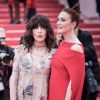 Isabelle Adjani et Julianne Moore lors de la montée des marches du film "Everybody Knows" en ouverture du 71e Festival de Cannes, le 8 mai 2018. © Borde-Jacovides-Moreau/Bestimage