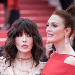 Isabelle Adjani et Julianne Moore lors de la montée des marches du film "Everybody Knows" en ouverture du 71e Festival de Cannes, le 8 mai 2018. © Borde-Jacovides-Moreau/Bestimage