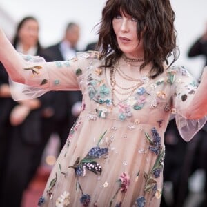 Isabelle Adjani (en robe Dior) lors de la montée des marches du film "Everybody Knows" en ouverture du 71e Festival de Cannes, le 8 mai 2018. © Borde-Jacovides-Moreau/Bestimage