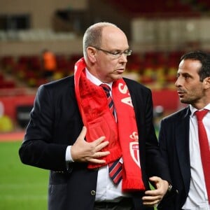 Le prince Albert II de Monaco avec Ludovic Giuly au match de Ligue 1 entre l'AS Monaco et l'AS Saint-Etienne le 12 mai 2018 au stade Louis-II, qui a vu les Monégasques s'imposer 1 à 0 grâce à un but dans les arrêts de jeu. © Bruno Bebert/Bestimage