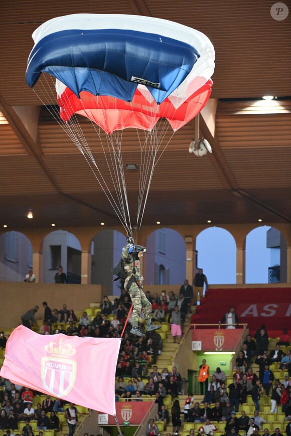 Les parachustistes des troupes aéroportées de Pau atterrissent sur la pelouse du stade Louis-II en portant des drapeaux de l'ASM avant la dernière rencontre de Ligue 1 à domicile pour Monaco, le 12 mai 2018, qui a vu les Monégasques s'imposer 1 à 0 grâce à un but dans les arrêts de jeu. © Bruno Bebert/Bestimage