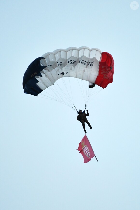 Les parachustistes des troupes aéroportées de Pau atterrissent sur la pelouse du stade Louis-II en portant des drapeaux de l'ASM avant la dernière rencontre de Ligue 1 à domicile pour Monaco, le 12 mai 2018, qui a vu les Monégasques s'imposer 1 à 0 grâce à un but dans les arrêts de jeu. © Bruno Bebert/Bestimage