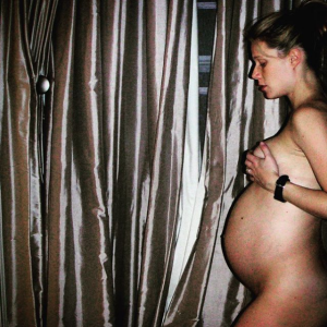 Ce 13 mai 2018, Gwyneth Paltrow a célébré la fête des mères sur Instagram avec une photo souvenir de sa grossesse.