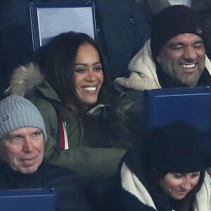 Amel Bent et son mari Patrick Antonelli dans les tribunes lors du match de Ligue 1 "PSG - OM (3-0)" au Parc des Princes à Paris, le 25 février 2018.