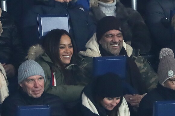 Amel Bent et son mari Patrick Antonelli dans les tribunes lors du match de Ligue 1 "PSG - OM (3-0)" au Parc des Princes à Paris, le 25 février 2018.