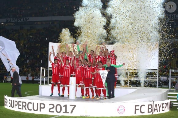 Les joueurs de l'équipe de Franck Ribéry et l'entraîneur Carlo Ancelotti - Le Bayern Munich gagne la Supercoupe en battant le Borussia Dortmund à Dortmund, le 5 août 2017.