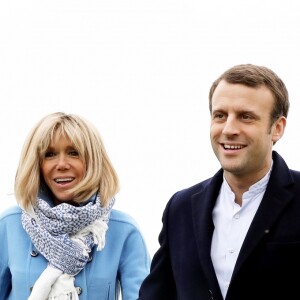 Emmanuel Macron et sa femme Brigitte Macron se promènent au Touquet la veille du premier tour des élections présidentielles le 22 avril 2017. © Dominique Jacovides - Sébastien Valiela/Bestimage