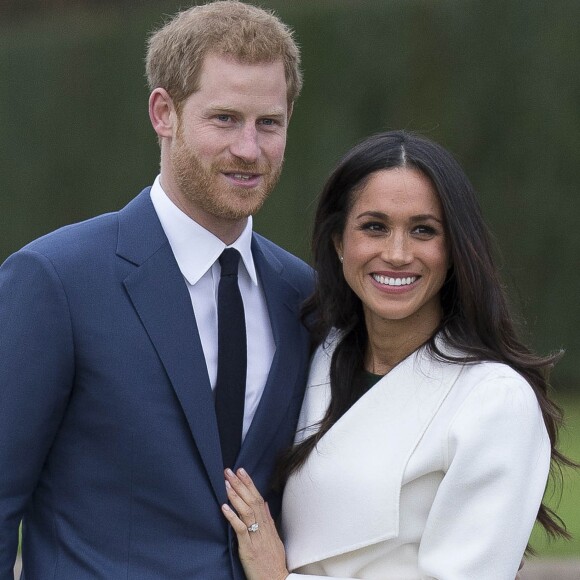 Le Prince Harry et Meghan Markle posent à Kensington palace après l'annonce de leur mariage au printemps 2018 à Londres le 27 novembre 2017.