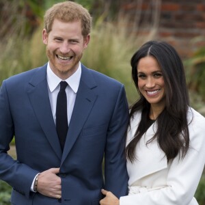 Le Prince Harry et Meghan Markle posent à Kensington palace après l'annonce de leur mariage au printemps 2018 à Londres le 27 novembre 2017.