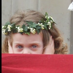 Rose van Cutsem se bouche les oreilles et fait la grimace pendant que le prince William et la duchesse Catherine de Cambridge s'embrassent au balcon du palais de Buckingham lors de leur mariage le 29 avril 2011.