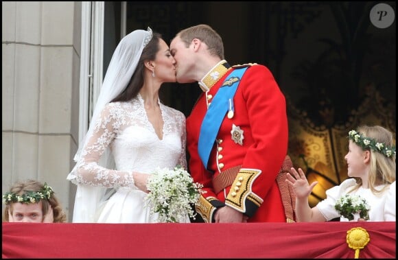 Rose van Cutsem se bouche les oreilles et fait la grimace pendant que le prince William et la duchesse Catherine de Cambridge s'embrassent au balcon du palais de Buckingham lors de leur mariage le 29 avril 2011.