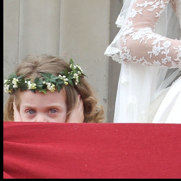 Rose van Cutsem se bouche les oreilles et fait la grimace pendant que le prince William et la duchesse Catherine de Cambridge s'embrassent au balcon du palais de Buckingham lors de leur mariage le 29 avril 2011.