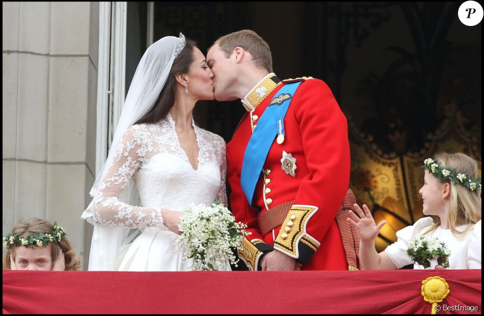  Rose van Cutsem se bouche les oreilles et fait la grimace pendant que le prince William et la duchesse Catherine de Cambridge s&#039;embrassent au balcon du palais de Buckingham lors de leur mariage le 29 avril 2011. 