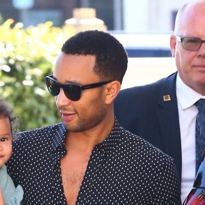 Chrissy Teigen et son mari John Legend font du shopping avec leur fille Luna à Los Angeles le 7 mai 2018.