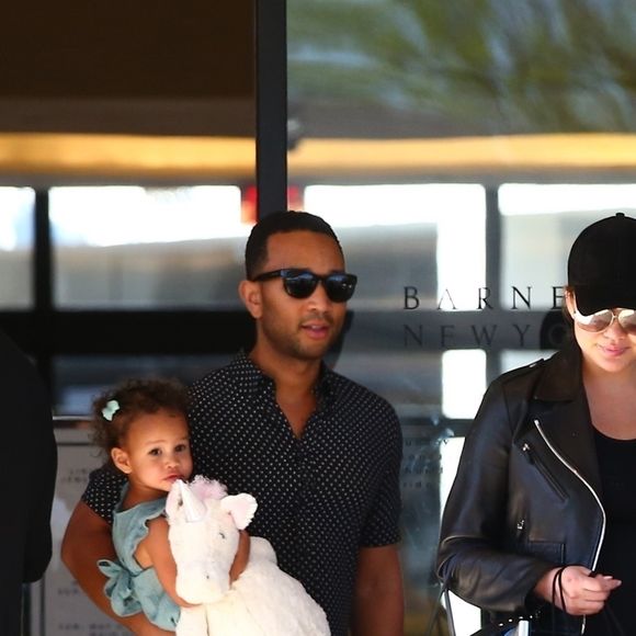Chrissy Teigen et son mari John Legend font du shopping avec leur fille Luna à Los Angeles le 7 mai 2018.