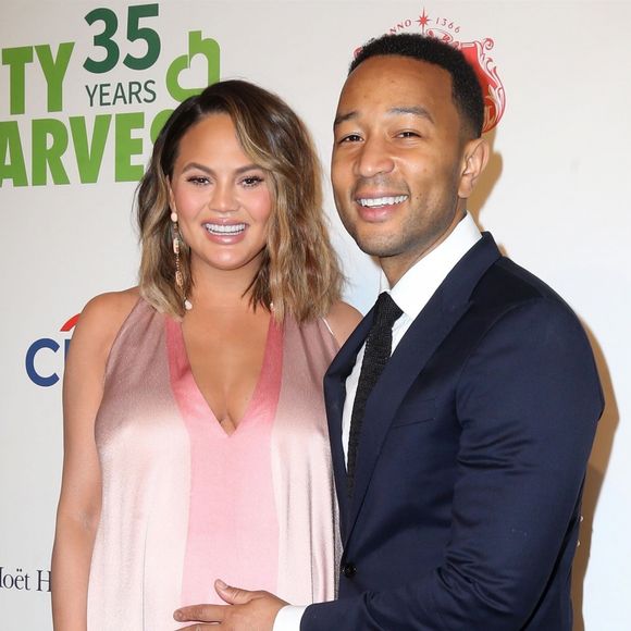 Chrissy Teigen enceinte et son mari John Legend au 35ème gala annuel City Harvest à New York, le 24 avril 2018