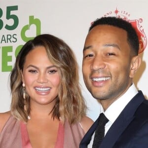 Chrissy Teigen enceinte et son mari John Legend au 35ème gala annuel City Harvest à New York, le 24 avril 2018