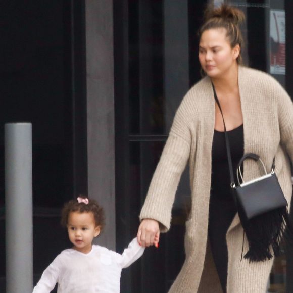 Exclusif - John Legend, sa femme Chrissy Teigen enceinte et leur fille Luna font leurs courses à Malibu le 5 avril 2018.