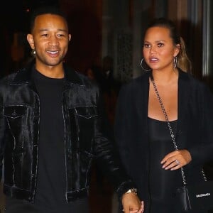 Chrissy Teigen enceinte raccompagne sa fille Luna à la maison avant de ressortir diner avec son mari John Legend à New York, le 1er mars 2018