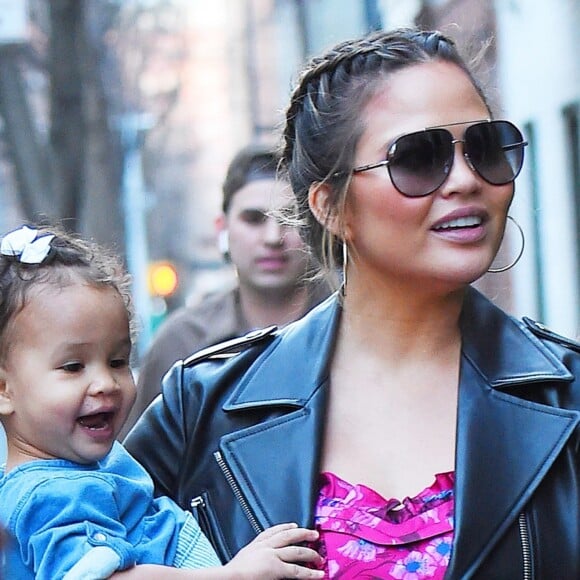 Chrissy Teigen enceinte se balade avec son mari John Legend et sa fille Luna dans les rues de Soho à New York, le 27 février 2018