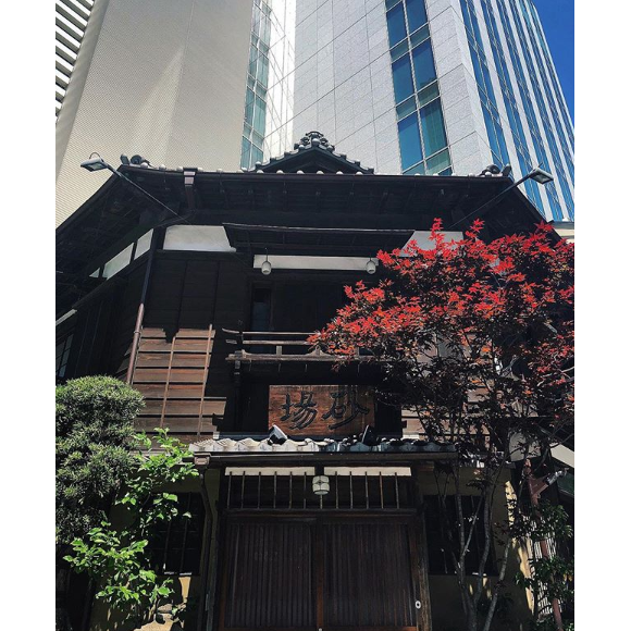 En voyage au Japon, Clara Morgane dévoile une nouvelle expérience de bondage, ce 16 mai 2018.