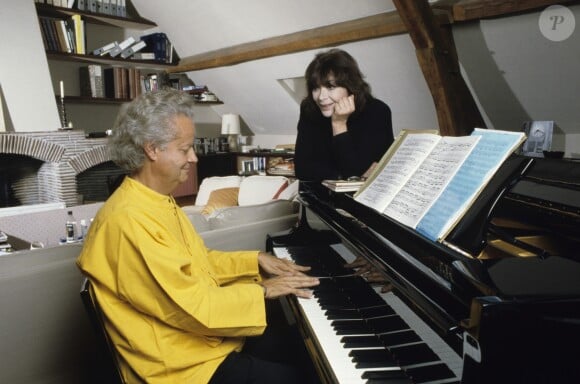 Juliette Greco et son mari Gérard Jouannest au piano, dans leur maison de l'Oise en octobre 1990.