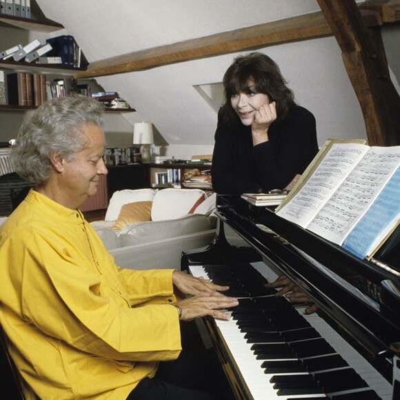 Juliette Greco et son mari Gérard Jouannest au piano, dans leur maison de l'Oise en octobre 1990.