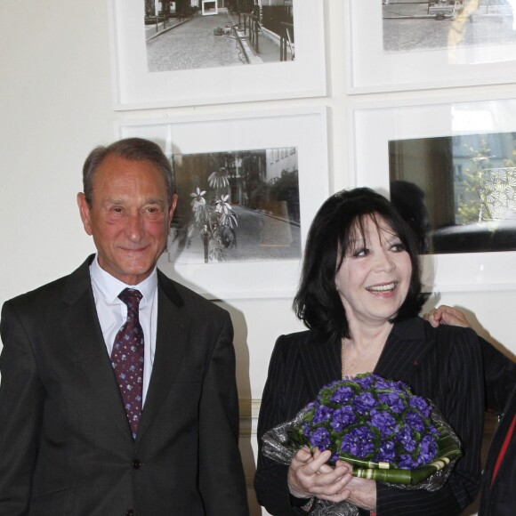 Juliette Gréco et son mari Gérard Jouannest lors de la remise à la chanteuse de la médaille Grand Vermeil de la Ville de Paris le 12 avril 2012
