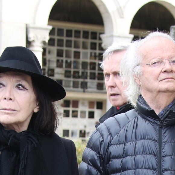 Juliette Gréco et son époux Gérard Jouannest aux obsèques de Hélène Duc au cimetière du Père Lachaise à Paris, le 28 novembre 2014.